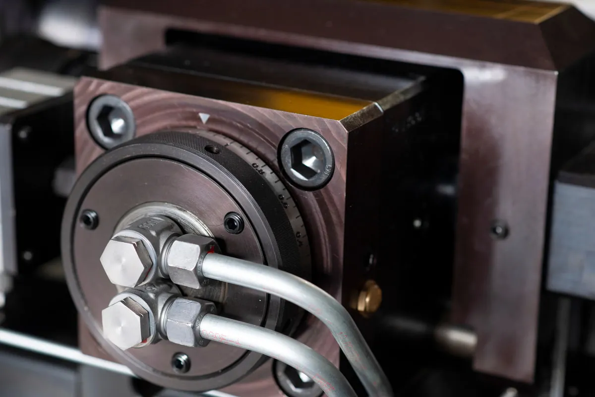 Clamping unit with graduated scale ring and hydraulic connections