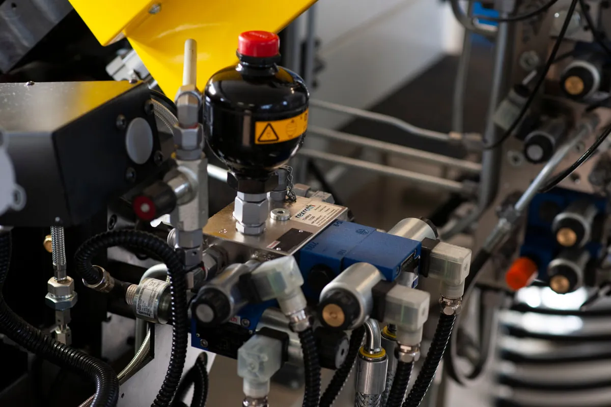 Hydraulic valve block with hydraulic accumulator